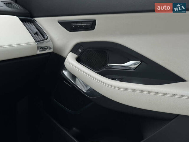 Белый Ягуар E-Pace, объемом двигателя 2 л и пробегом 38 тыс. км за 21500 $, фото 42 на Automoto.ua