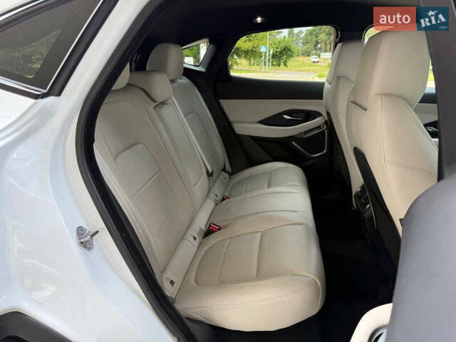 Белый Ягуар E-Pace, объемом двигателя 2 л и пробегом 38 тыс. км за 23900 $, фото 38 на Automoto.ua