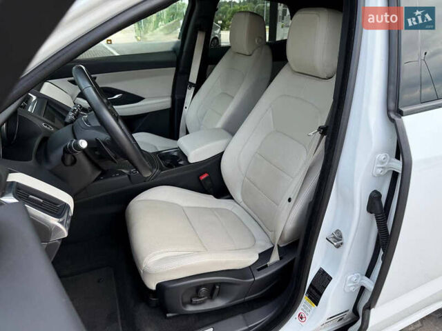Белый Ягуар E-Pace, объемом двигателя 2 л и пробегом 38 тыс. км за 23900 $, фото 35 на Automoto.ua