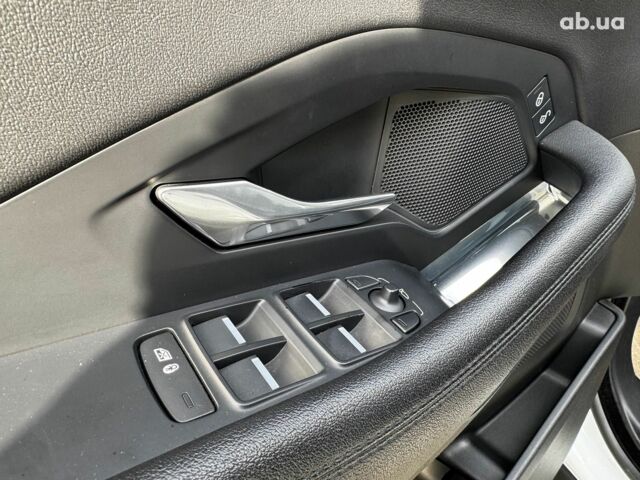 Белый Ягуар E-Pace, объемом двигателя 2 л и пробегом 59 тыс. км за 28490 $, фото 12 на Automoto.ua