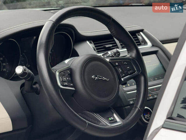 Белый Ягуар E-Pace, объемом двигателя 2 л и пробегом 38 тыс. км за 21500 $, фото 30 на Automoto.ua