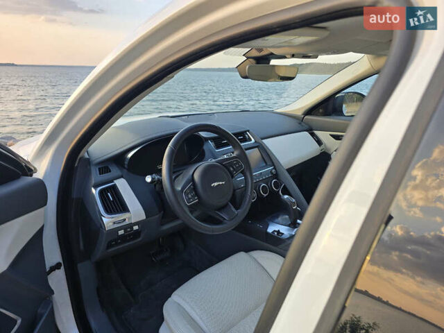 Белый Ягуар E-Pace, объемом двигателя 2 л и пробегом 35 тыс. км за 28000 $, фото 9 на Automoto.ua