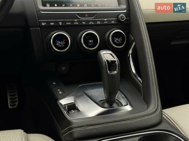 Белый Ягуар E-Pace, объемом двигателя 2 л и пробегом 38 тыс. км за 21500 $, фото 35 на Automoto.ua