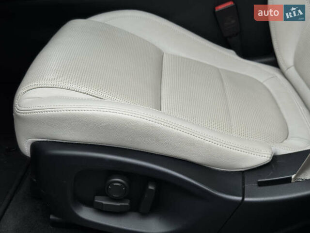 Белый Ягуар E-Pace, объемом двигателя 2 л и пробегом 38 тыс. км за 21500 $, фото 39 на Automoto.ua