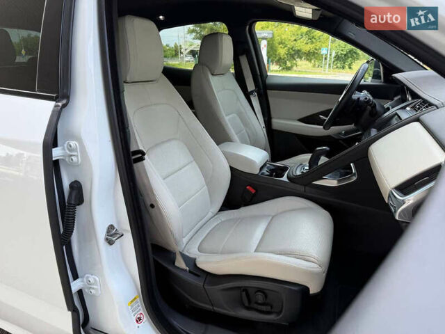 Белый Ягуар E-Pace, объемом двигателя 2 л и пробегом 38 тыс. км за 23900 $, фото 42 на Automoto.ua
