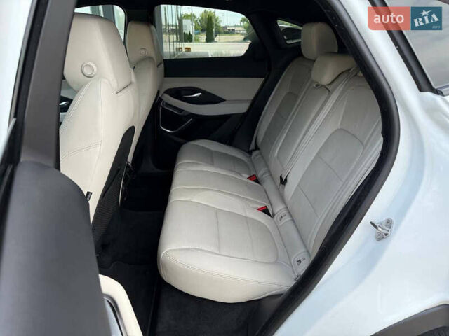 Белый Ягуар E-Pace, объемом двигателя 2 л и пробегом 38 тыс. км за 23900 $, фото 41 на Automoto.ua