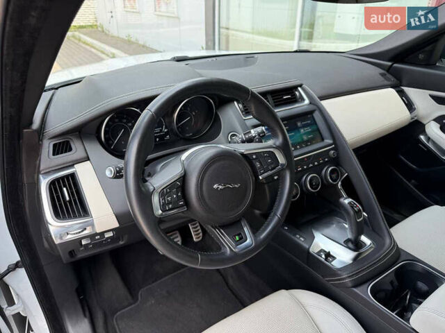 Белый Ягуар E-Pace, объемом двигателя 2 л и пробегом 38 тыс. км за 23900 $, фото 25 на Automoto.ua