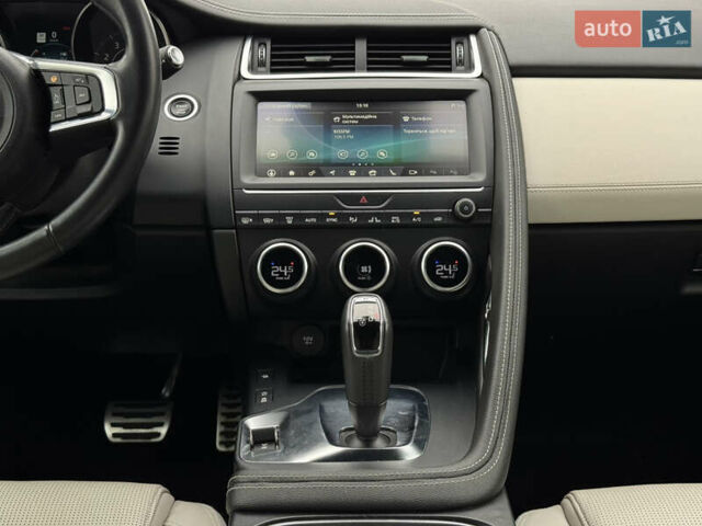 Белый Ягуар E-Pace, объемом двигателя 2 л и пробегом 38 тыс. км за 21500 $, фото 32 на Automoto.ua