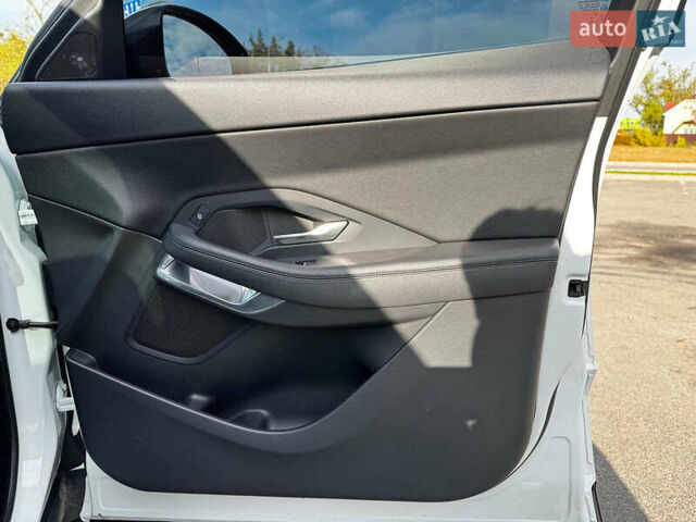 Білий Ягуар E-Pace, об'ємом двигуна 2 л та пробігом 59 тис. км за 28490 $, фото 28 на Automoto.ua