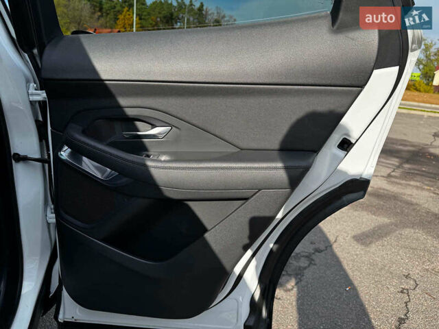 Білий Ягуар E-Pace, об'ємом двигуна 2 л та пробігом 59 тис. км за 28490 $, фото 26 на Automoto.ua