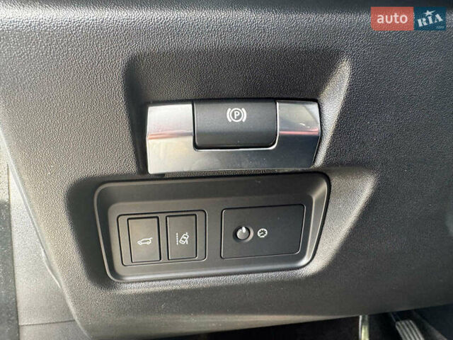 Білий Ягуар E-Pace, об'ємом двигуна 2 л та пробігом 59 тис. км за 28490 $, фото 13 на Automoto.ua