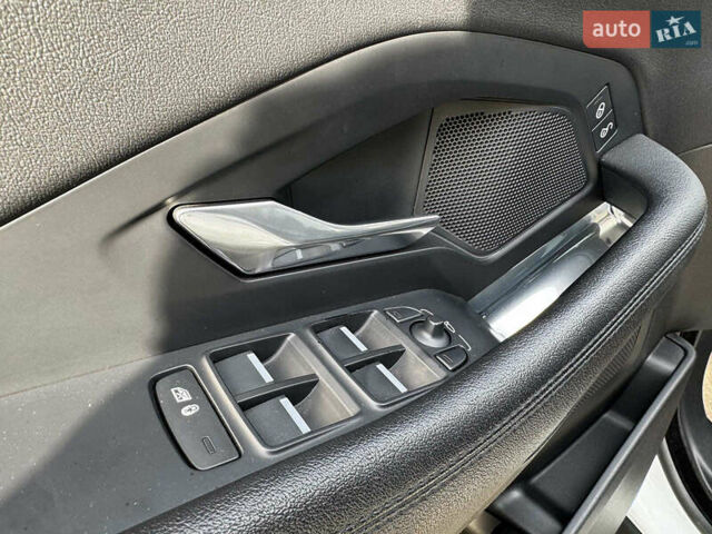 Білий Ягуар E-Pace, об'ємом двигуна 2 л та пробігом 59 тис. км за 28490 $, фото 11 на Automoto.ua