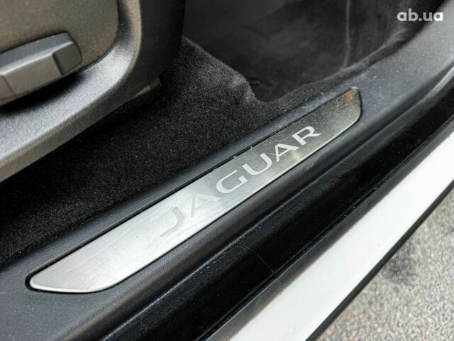 Белый Ягуар E-Pace, объемом двигателя 2 л и пробегом 59 тыс. км за 28490 $, фото 33 на Automoto.ua