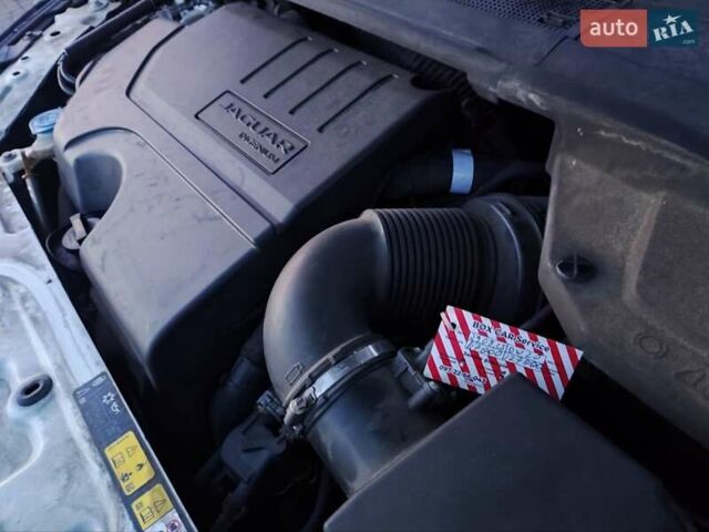 Белый Ягуар E-Pace, объемом двигателя 2 л и пробегом 117 тыс. км за 18850 $, фото 40 на Automoto.ua