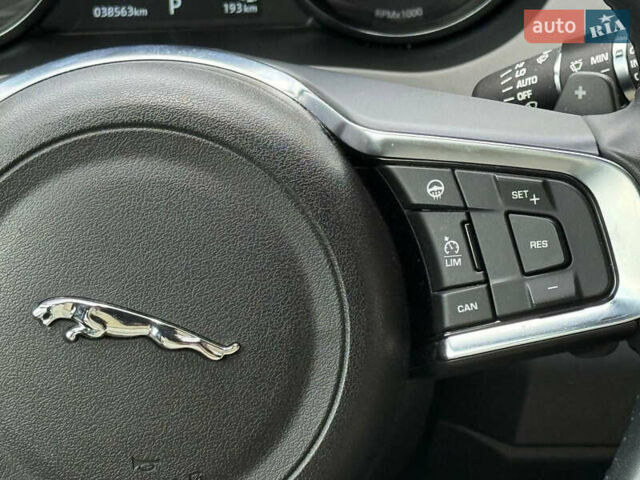 Белый Ягуар E-Pace, объемом двигателя 2 л и пробегом 38 тыс. км за 23900 $, фото 33 на Automoto.ua