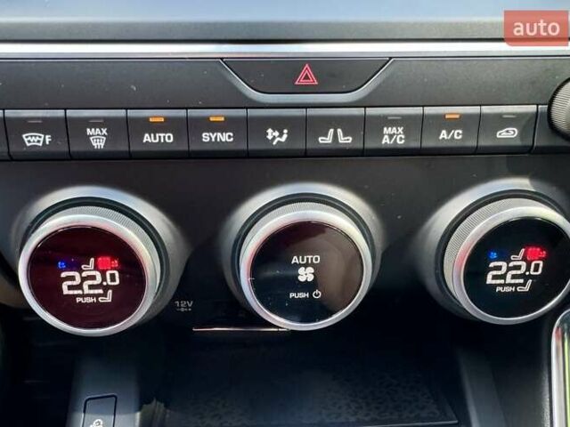 Белый Ягуар E-Pace, объемом двигателя 2 л и пробегом 57 тыс. км за 33900 $, фото 54 на Automoto.ua