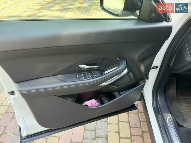 Белый Ягуар E-Pace, объемом двигателя 2 л и пробегом 57 тыс. км за 33900 $, фото 35 на Automoto.ua