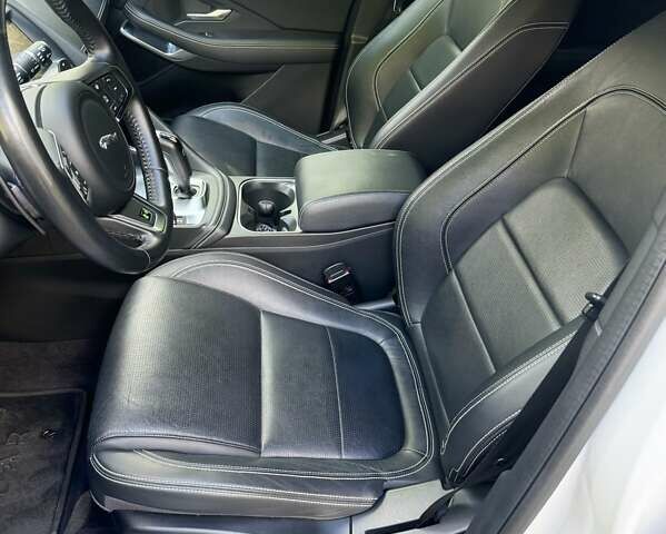 Белый Ягуар E-Pace, объемом двигателя 2 л и пробегом 57 тыс. км за 33900 $, фото 33 на Automoto.ua