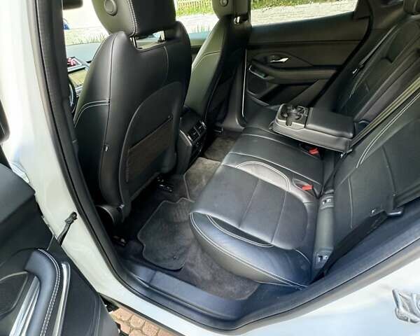 Белый Ягуар E-Pace, объемом двигателя 2 л и пробегом 57 тыс. км за 33900 $, фото 45 на Automoto.ua