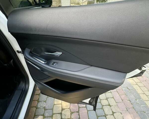 Белый Ягуар E-Pace, объемом двигателя 2 л и пробегом 57 тыс. км за 33900 $, фото 48 на Automoto.ua