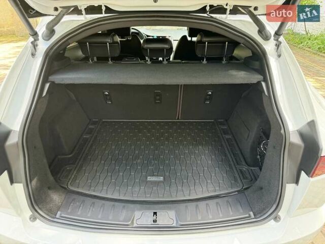 Белый Ягуар E-Pace, объемом двигателя 2 л и пробегом 57 тыс. км за 33900 $, фото 56 на Automoto.ua