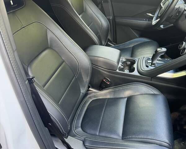 Белый Ягуар E-Pace, объемом двигателя 2 л и пробегом 57 тыс. км за 33900 $, фото 37 на Automoto.ua