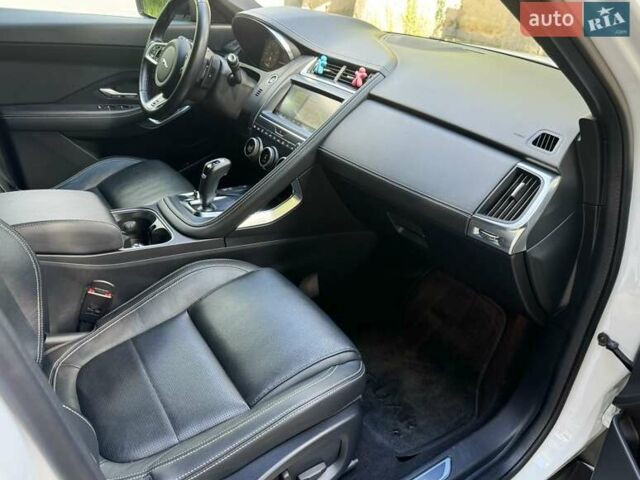 Белый Ягуар E-Pace, объемом двигателя 2 л и пробегом 57 тыс. км за 33900 $, фото 36 на Automoto.ua