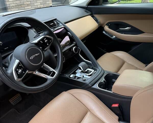 Білий Ягуар E-Pace, об'ємом двигуна 2 л та пробігом 59 тис. км за 35700 $, фото 7 на Automoto.ua