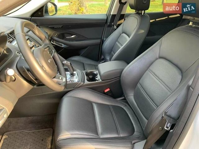 Белый Ягуар E-Pace, объемом двигателя 2 л и пробегом 27 тыс. км за 28000 $, фото 28 на Automoto.ua