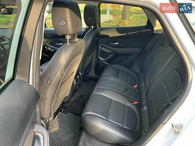 Белый Ягуар E-Pace, объемом двигателя 2 л и пробегом 27 тыс. км за 28000 $, фото 29 на Automoto.ua