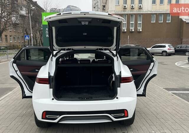 Белый Ягуар E-Pace, объемом двигателя 2 л и пробегом 46 тыс. км за 46000 $, фото 5 на Automoto.ua