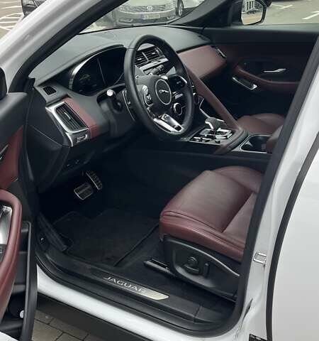 Белый Ягуар E-Pace, объемом двигателя 2 л и пробегом 46 тыс. км за 46000 $, фото 8 на Automoto.ua