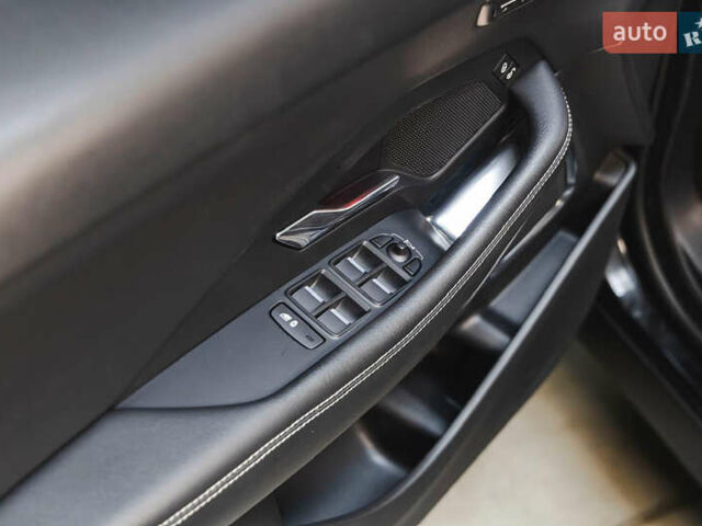 Черный Ягуар E-Pace, объемом двигателя 2 л и пробегом 233 тыс. км за 22300 $, фото 24 на Automoto.ua