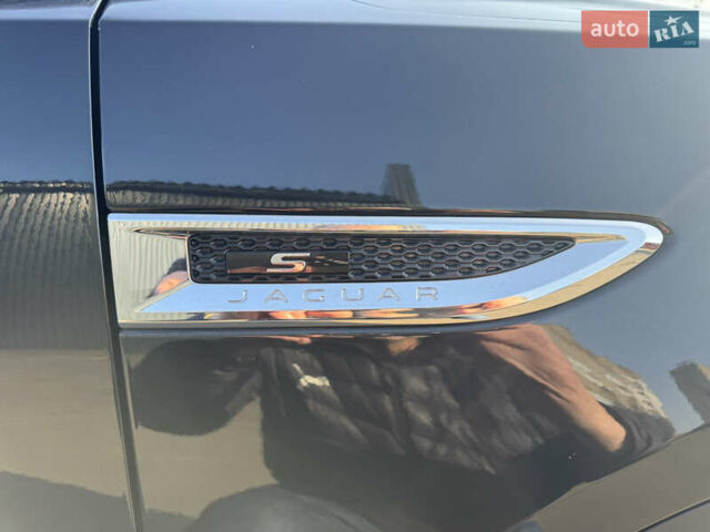 Чорний Ягуар E-Pace, об'ємом двигуна 2 л та пробігом 102 тис. км за 31500 $, фото 4 на Automoto.ua