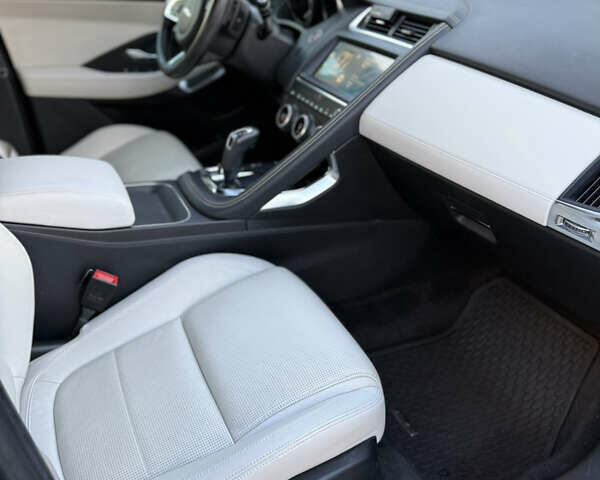 Черный Ягуар E-Pace, объемом двигателя 2 л и пробегом 117 тыс. км за 19500 $, фото 21 на Automoto.ua