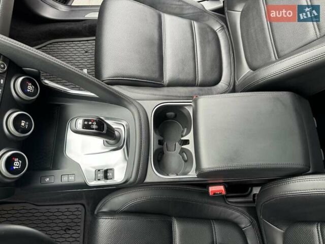 Черный Ягуар E-Pace, объемом двигателя 2 л и пробегом 72 тыс. км за 33300 $, фото 2 на Automoto.ua