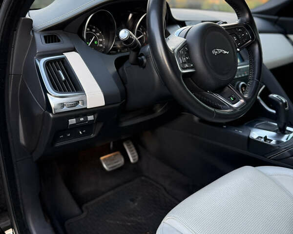 Черный Ягуар E-Pace, объемом двигателя 2 л и пробегом 117 тыс. км за 19500 $, фото 12 на Automoto.ua