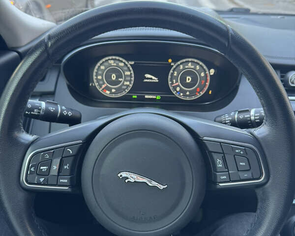 Черный Ягуар E-Pace, объемом двигателя 2 л и пробегом 80 тыс. км за 17800 $, фото 4 на Automoto.ua