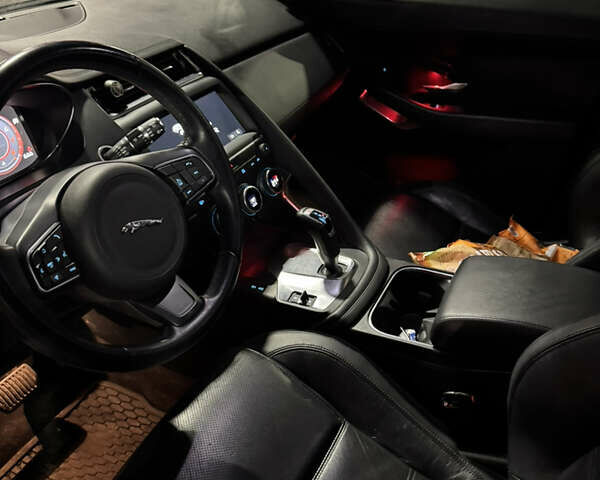 Черный Ягуар E-Pace, объемом двигателя 2 л и пробегом 80 тыс. км за 17800 $, фото 8 на Automoto.ua