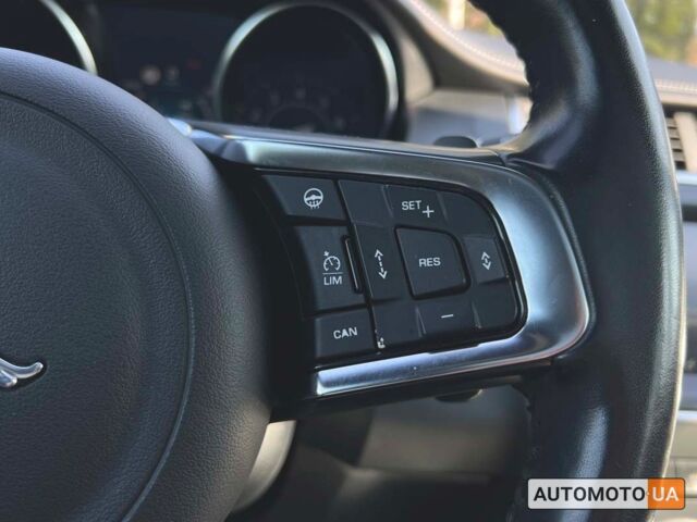 Красный Ягуар E-Pace, объемом двигателя 2 л и пробегом 136 тыс. км за 31900 $, фото 24 на Automoto.ua