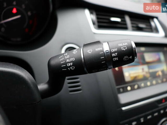 Красный Ягуар E-Pace, объемом двигателя 2 л и пробегом 141 тыс. км за 25900 $, фото 24 на Automoto.ua