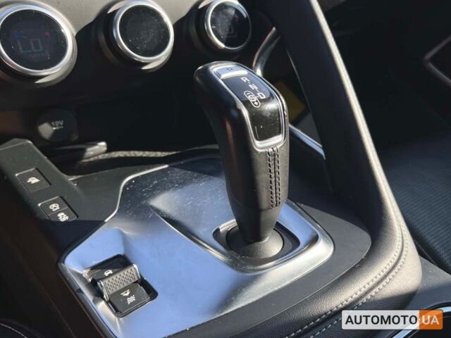 Красный Ягуар E-Pace, объемом двигателя 2 л и пробегом 136 тыс. км за 31900 $, фото 20 на Automoto.ua
