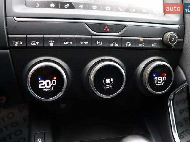 Красный Ягуар E-Pace, объемом двигателя 2 л и пробегом 141 тыс. км за 25900 $, фото 28 на Automoto.ua