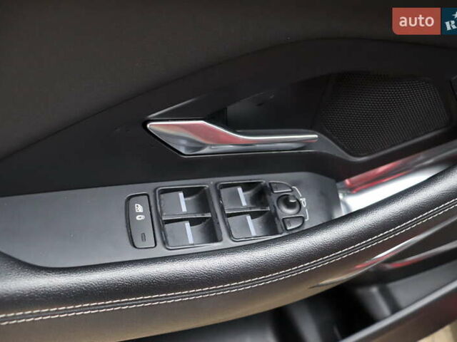 Красный Ягуар E-Pace, объемом двигателя 2 л и пробегом 141 тыс. км за 25900 $, фото 12 на Automoto.ua