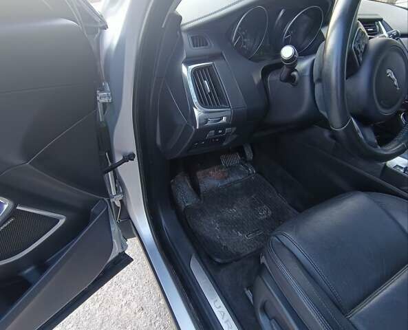 Серый Ягуар E-Pace, объемом двигателя 2 л и пробегом 133 тыс. км за 19999 $, фото 16 на Automoto.ua