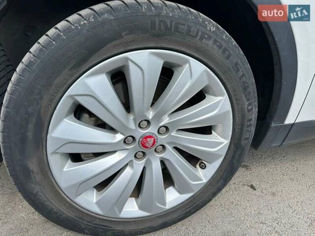 Серый Ягуар E-Pace, объемом двигателя 2 л и пробегом 110 тыс. км за 26000 $, фото 5 на Automoto.ua