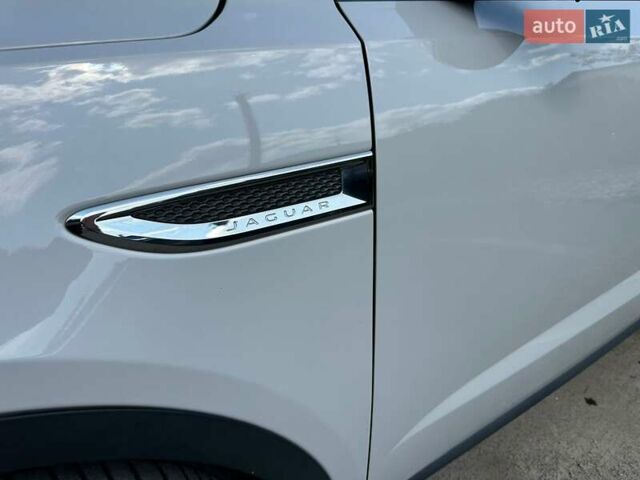 Серый Ягуар E-Pace, объемом двигателя 2 л и пробегом 110 тыс. км за 26000 $, фото 4 на Automoto.ua