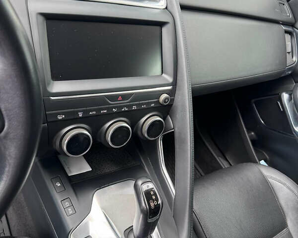 Синий Ягуар E-Pace, объемом двигателя 2 л и пробегом 163 тыс. км за 23900 $, фото 13 на Automoto.ua