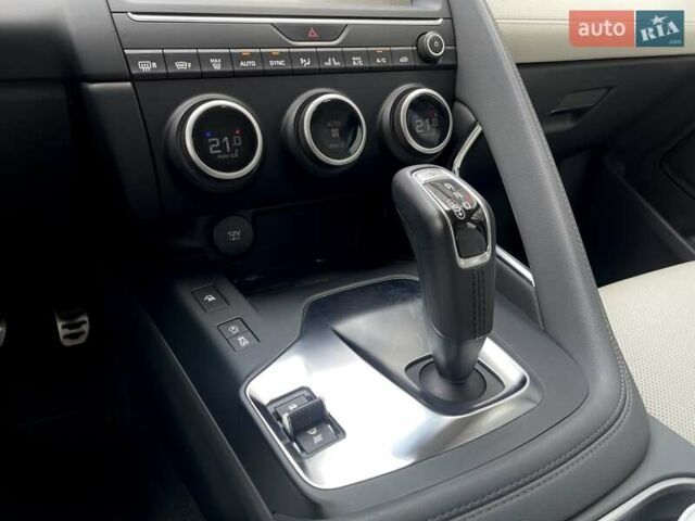 Синий Ягуар E-Pace, объемом двигателя 2 л и пробегом 45 тыс. км за 31999 $, фото 20 на Automoto.ua