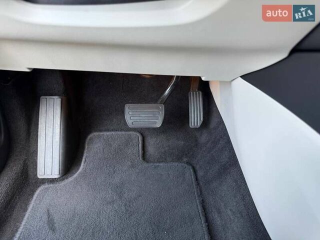 Синій Ягуар E-Pace, об'ємом двигуна 2 л та пробігом 65 тис. км за 36990 $, фото 33 на Automoto.ua